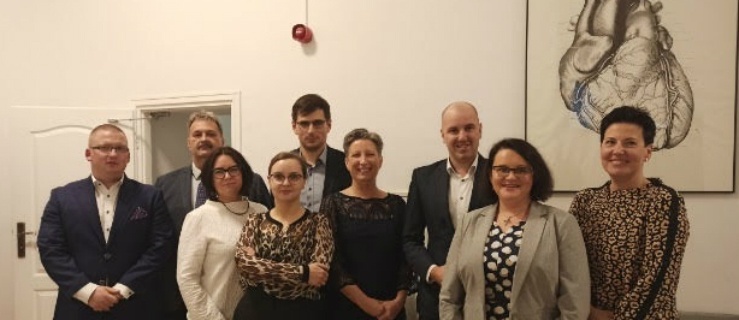Na zdjęciu trzecia od lewej - lek. Anna Skalska–Wołoszyn, druga od prawej -  lek. Katarzyna Chylińska-Wachnianyn. Obok – Wiceminister Zdrowia Sławomir Gadomski 